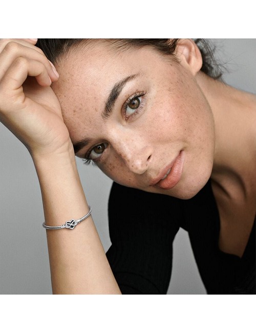 Pulsera de Cadena de Serpiente con Cierre de Corazón Infinito Brillante de Pandora Moments