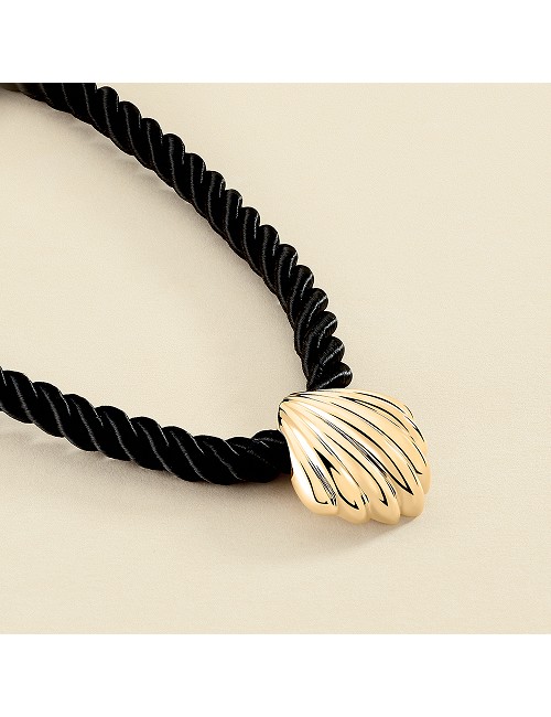 Collar de Cuerda y Concha Dorada
