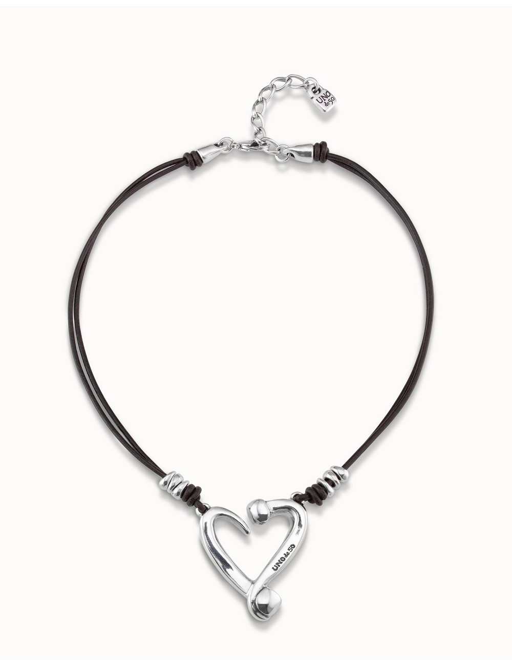 Collar Corto de Aleación de Metales Bañados En Plata de Ley, 2 Tiras de Cuero y Corazón Mediano